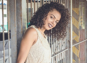A  blogueira Stella Moraes, aceitou o cabelo ap&oacute;s corte qu&iacute;mico 