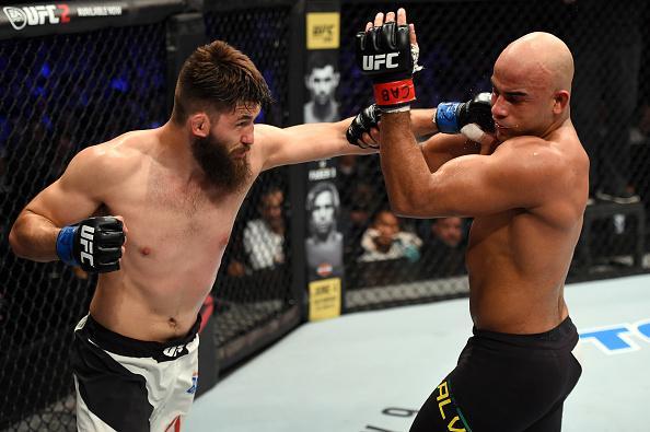 Fotos da derrota do mineiro Warlley Alves (luvas vermelhas) para Bryan Barbarena no UFC 198