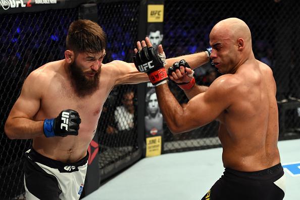Fotos da derrota do mineiro Warlley Alves (luvas vermelhas) para Bryan Barbarena no UFC 198