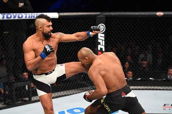Fotos da derrota do mineiro Warlley Alves (luvas vermelhas) para Bryan Barbarena no UFC 198