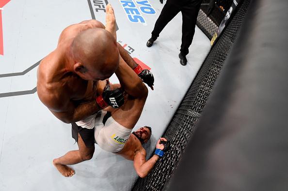 Fotos da derrota do mineiro Warlley Alves (luvas vermelhas) para Bryan Barbarena no UFC 198
