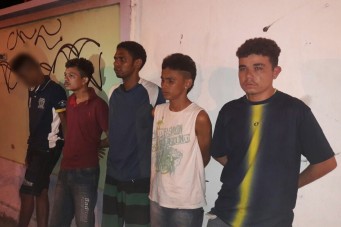 Cinco homens (um deles adolescente) e duas mulheres suspeitos de participarem dos ataques foram capturados na madrugada de ontem