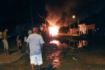 Ônibus incendiado na noite de sexta-feira no Residencial Nova Terra