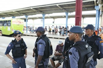 Policiais iniciam nova estrat&eacute;gia de policiamento embarcado e megaopera&ccedil;&atilde;o segue por todo o final de semana