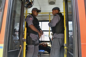 Policiais iniciam nova estrat&eacute;gia de policiamento embarcado e megaopera&ccedil;&atilde;o segue por todo o final de semana