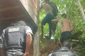 adolescentes que fugiram do Centro Cana&atilde; sendo reconduzidos pela Pol&iacute;cia Militar