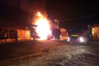 Ônibus incendiado no Alto do Turu
