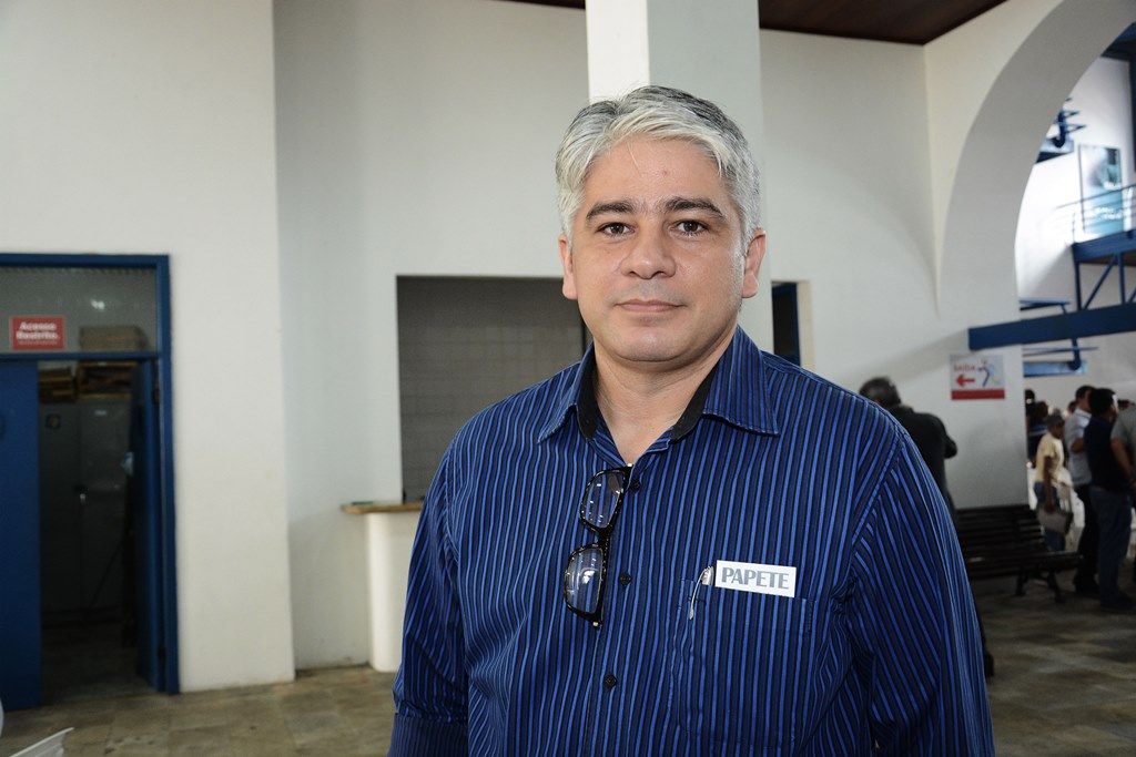 Emoção e homenagens marcam o velório de Papete