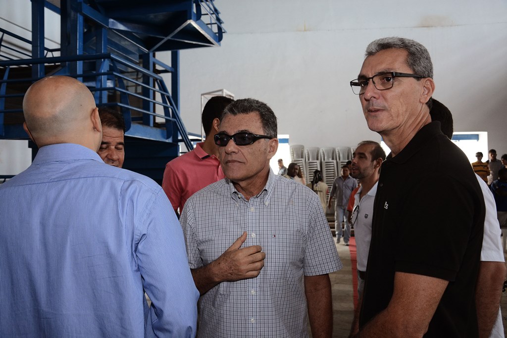 Emoção e homenagens marcam o velório de Papete