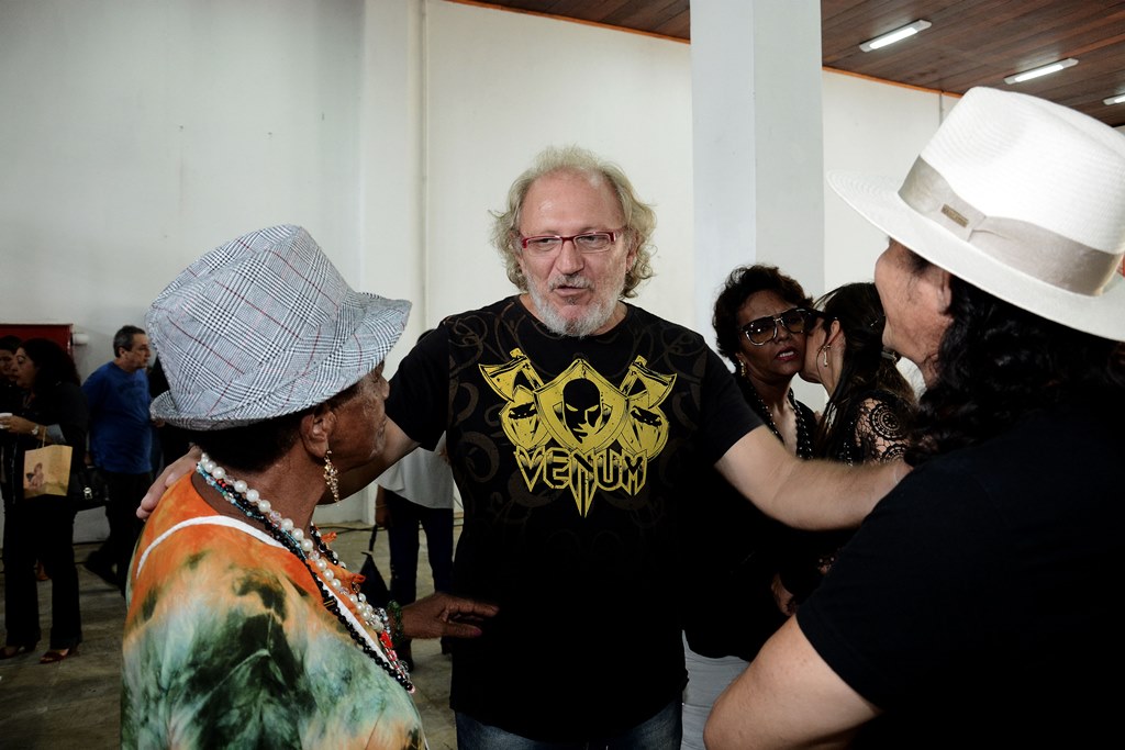 Emoção e homenagens marcam o velório de Papete