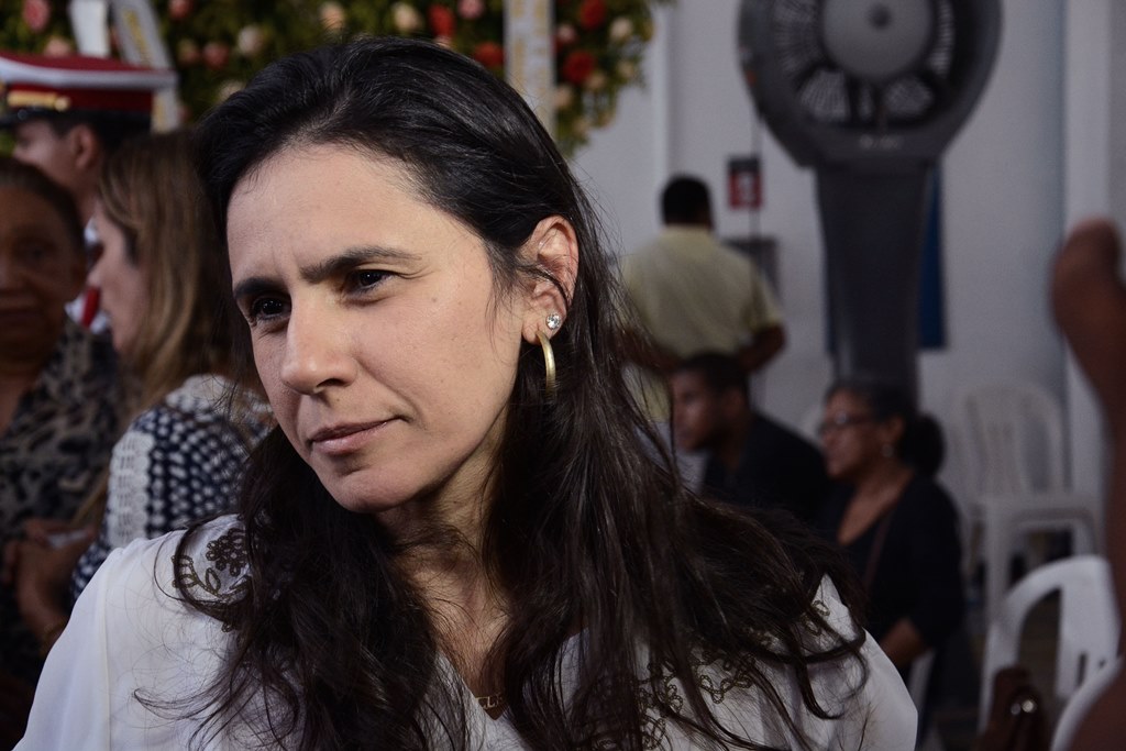 Emoção e homenagens marcam o velório de Papete