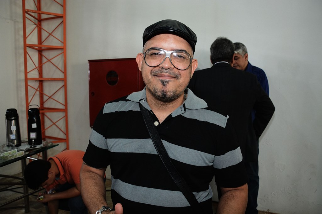 Emoção e homenagens marcam o velório de Papete