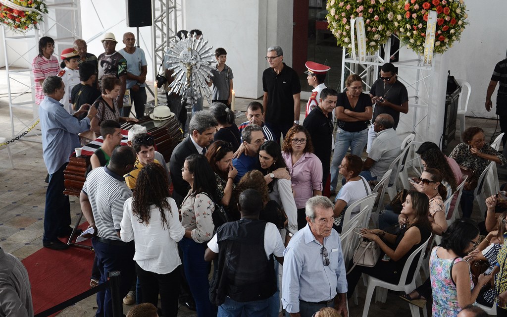 Emoção e homenagens marcam o velório de Papete
