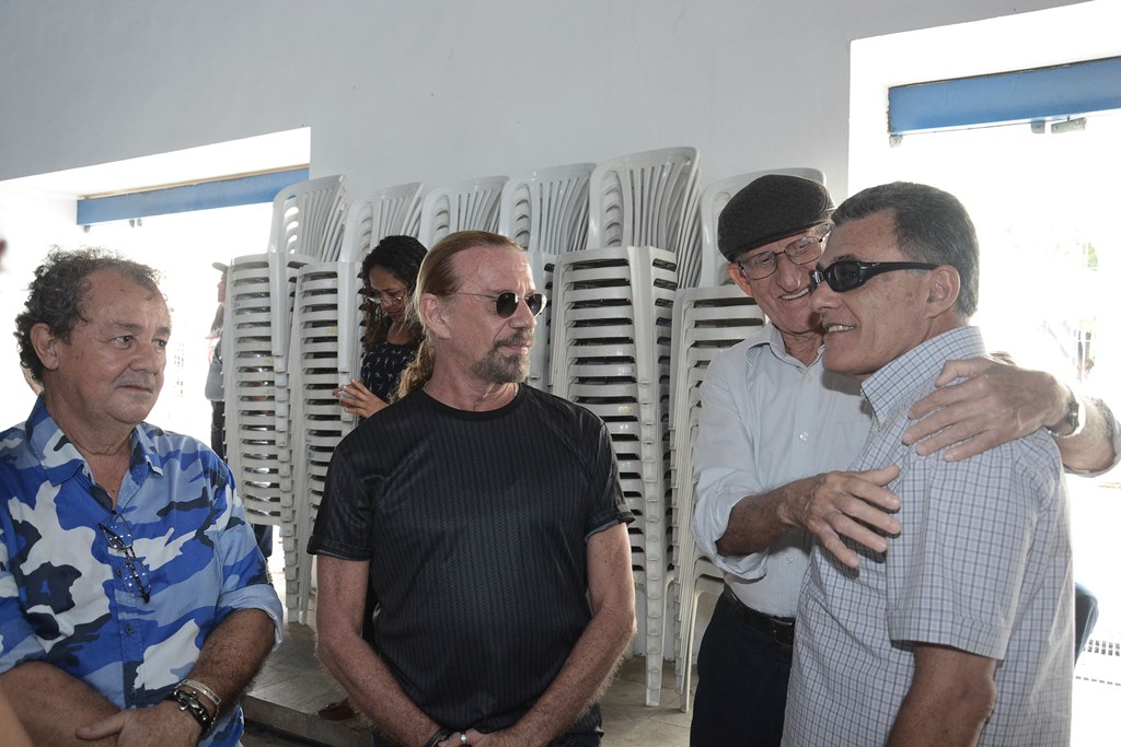 Emoção e homenagens marcam o velório de Papete