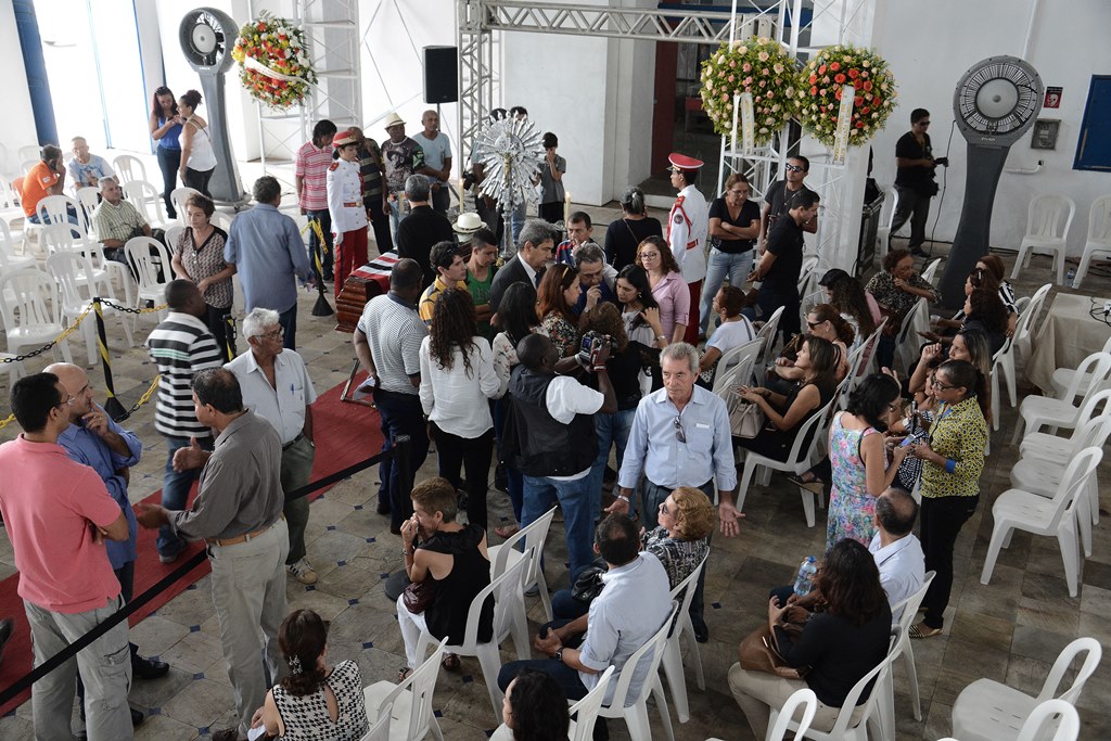 Emoção e homenagens marcam o velório de Papete