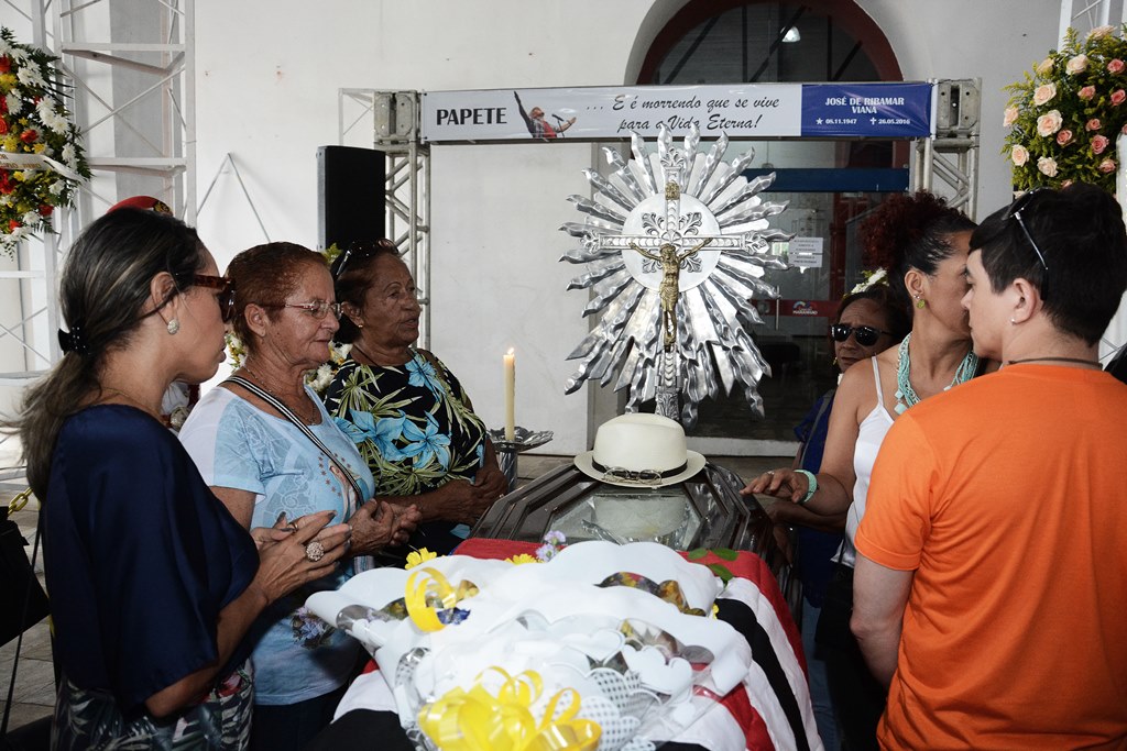 Emoção e homenagens marcam o velório de Papete