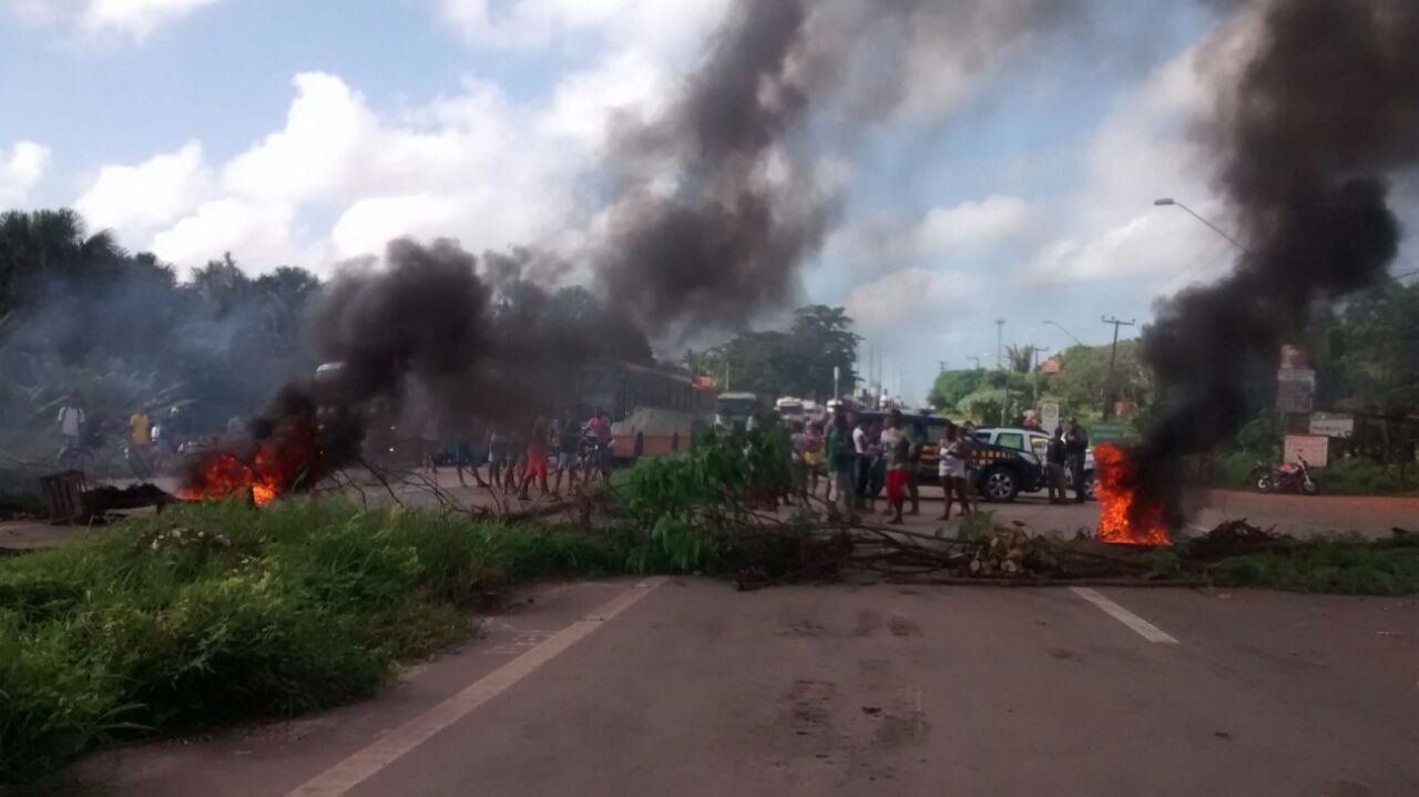 Moradores da Vila Maranhão fazem protesto na BR-135