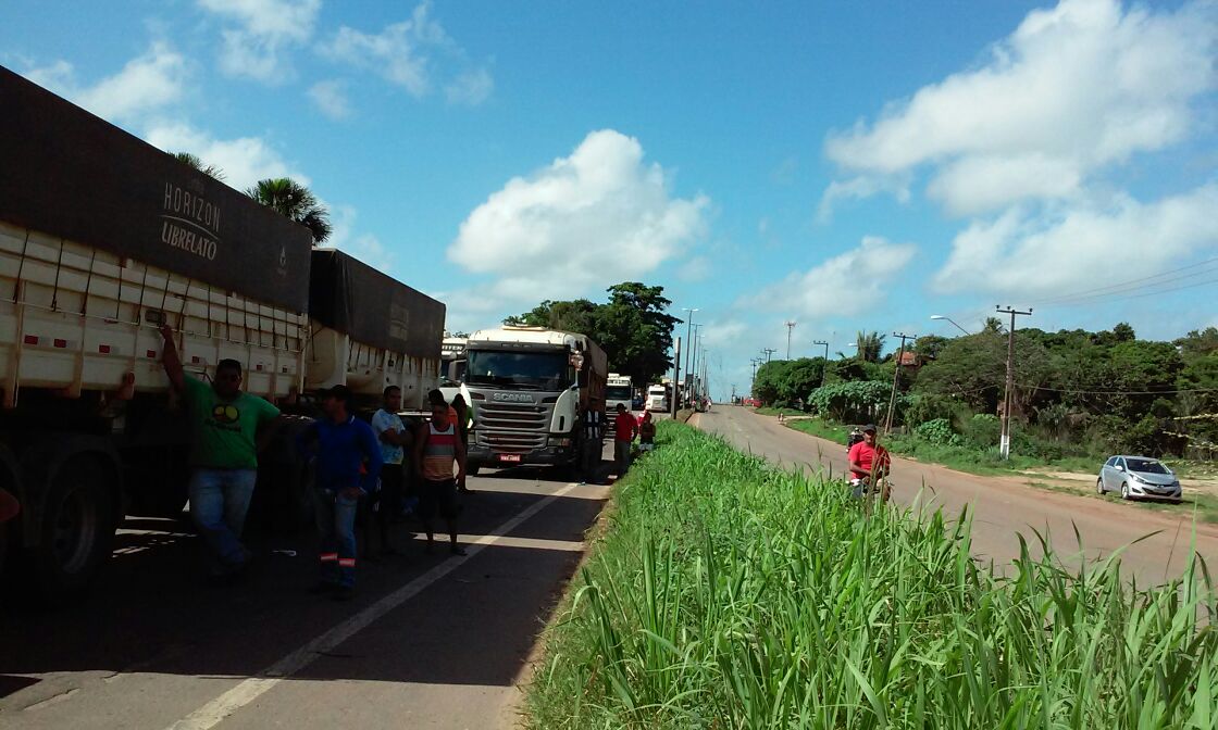 Moradores da Vila Maranhão fazem protesto na BR-135 (Foto: Nelson Melo)