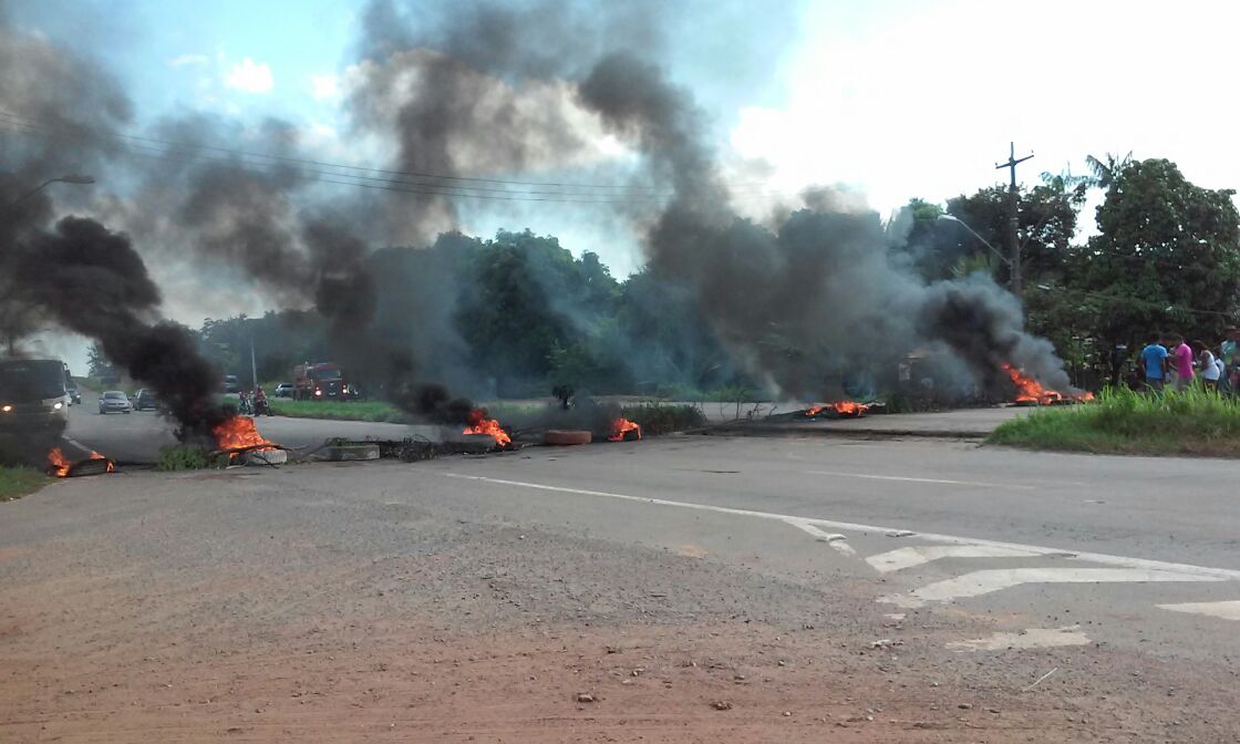 Moradores da Vila Maranhão fazem protesto na BR-135 (Foto: Nelson Melo)