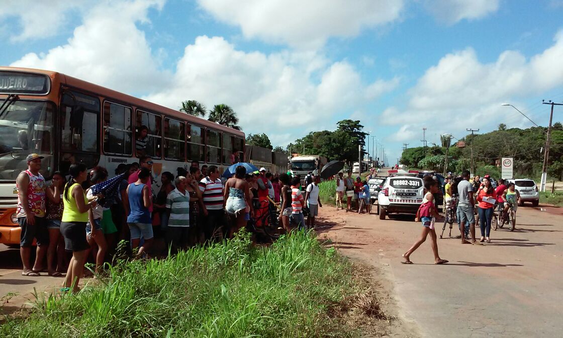 Moradores da Vila Maranhão fazem protesto na BR-135 (Foto: Nelson Melo)