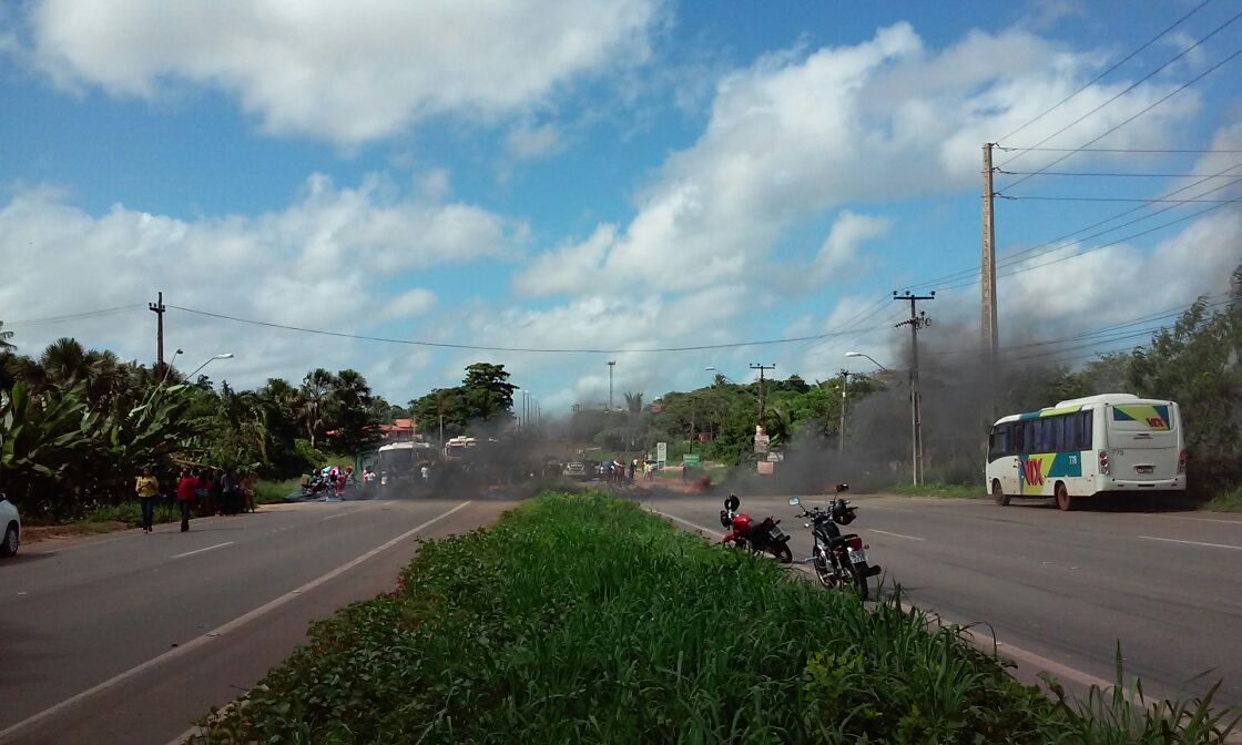 Moradores da Vila Maranhão fazem protesto na BR-135 (Foto: Nelson Melo)