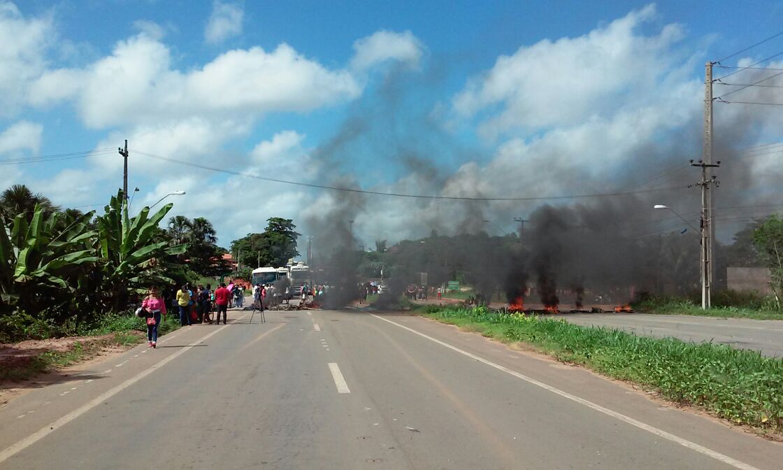 Moradores da Vila Maranhão fazem protesto na BR-135 (Foto: Nelson Melo)