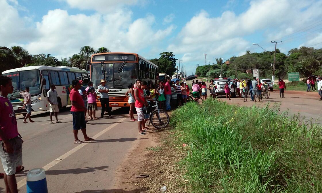 Moradores da Vila Maranhão fazem protesto na BR-135 (Foto: Nelson Melo)