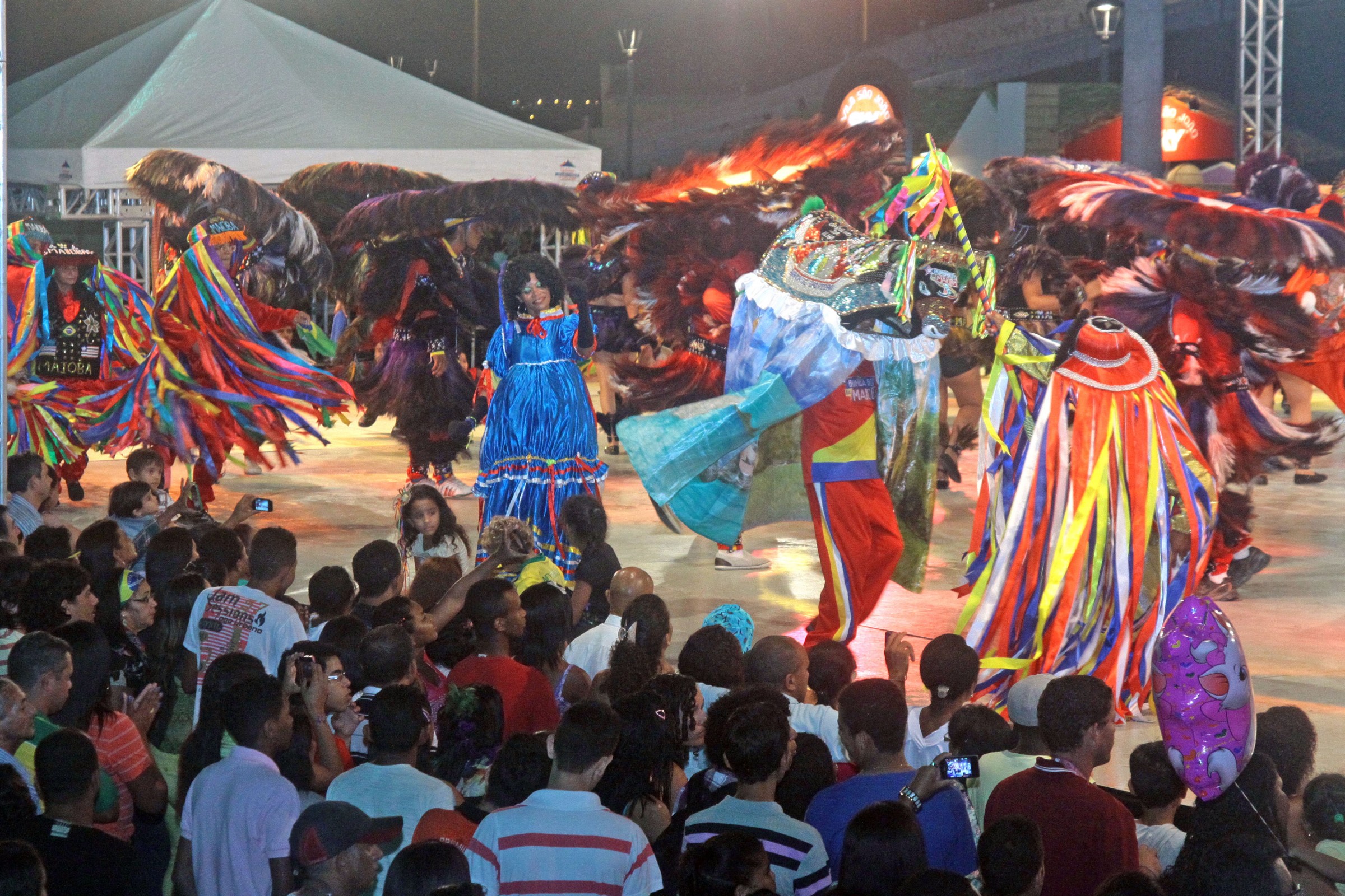Festividades na praça Maria Aragão