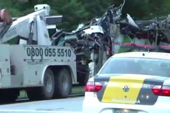 Acidente com &ocirc;nibus na rodovia Mogi-Bertioga