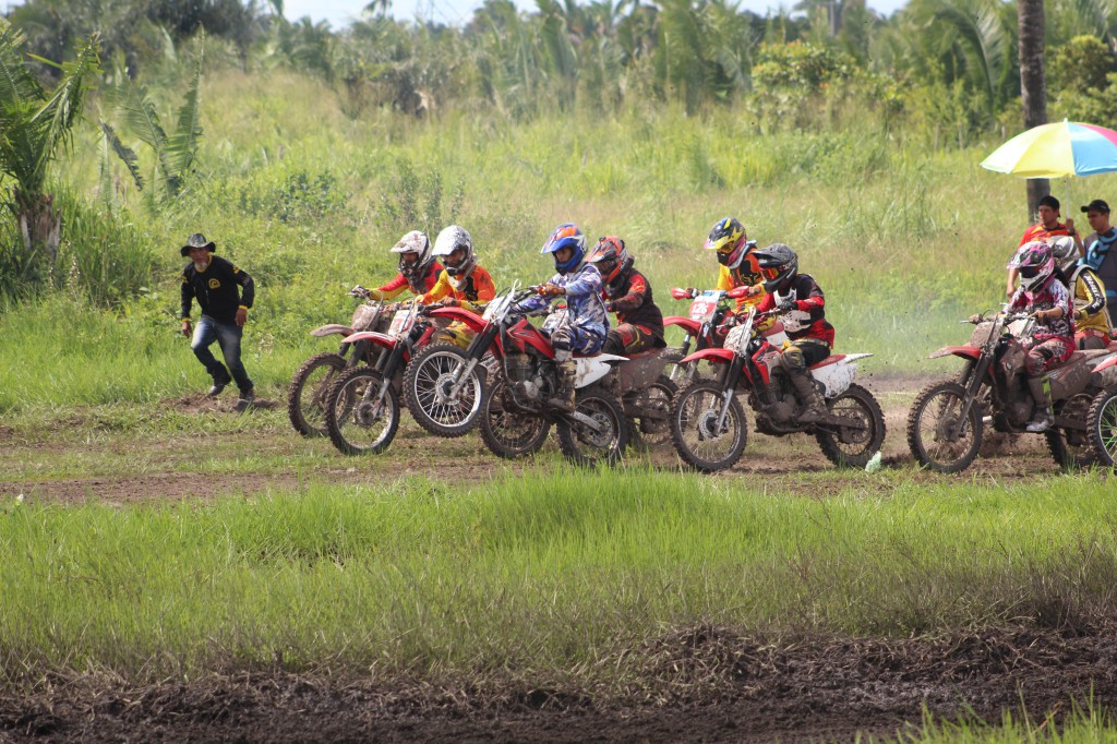 Pilotos voltam  acelerar na disputa pelo estadual de motocross
