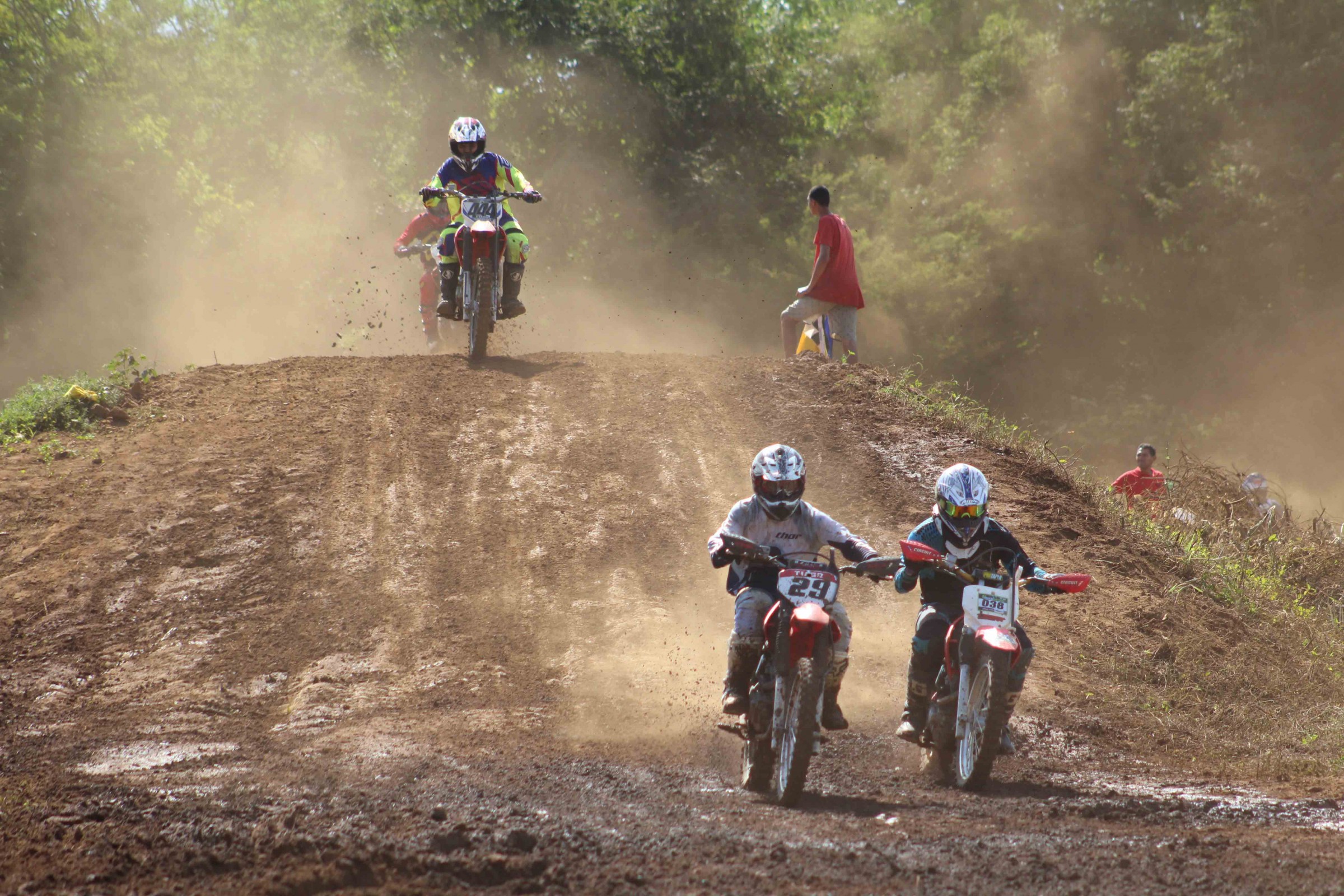 Pilotos voltam  acelerar na disputa pelo estadual de motocross