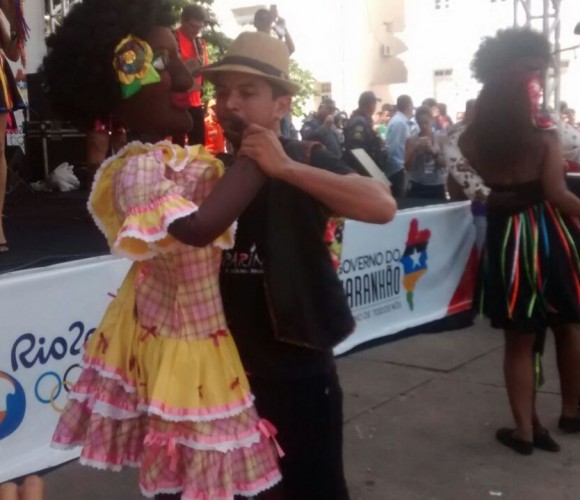 Apresentação grupo Lamparina na Praça Dom Pedro II