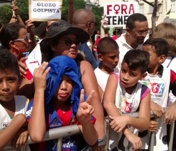 Várias pessoas aguardavam a chegada da Tocha Olímpica na Praça Dom Pedro II (Honório Moreira)