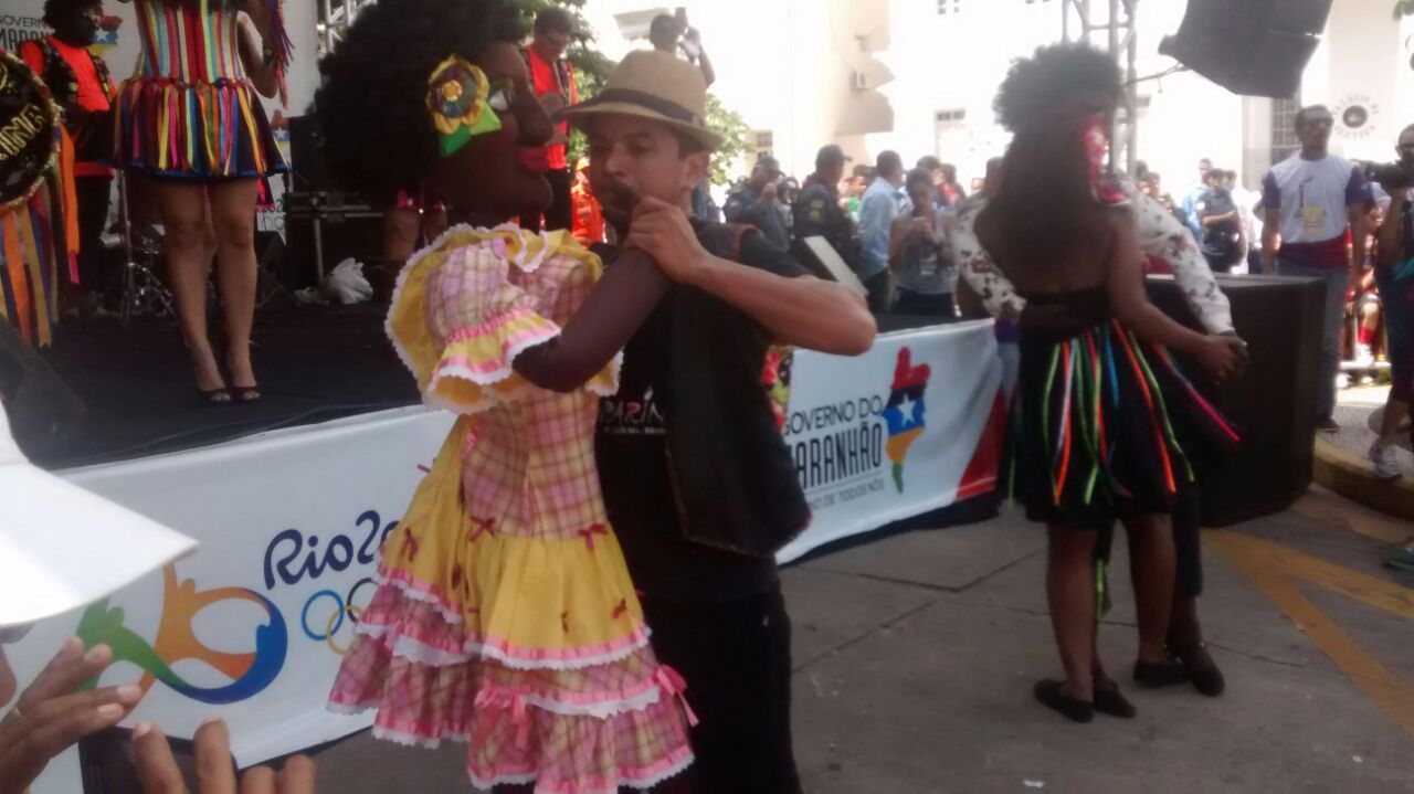 Apresentação grupo Lamparina na Praça Dom Pedro II