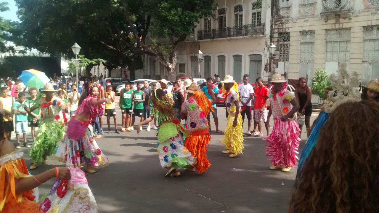 Grupos animam a Praça Dom Pedro II para chegada da Tocha Olímpica