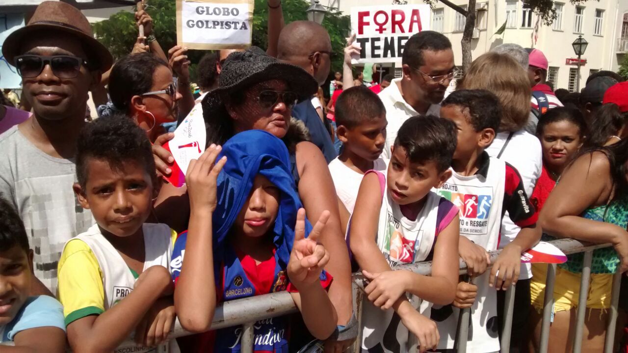 Várias pessoas aguardavam a chegada da Tocha Olímpica na Praça Dom Pedro II (Honório Moreira)
