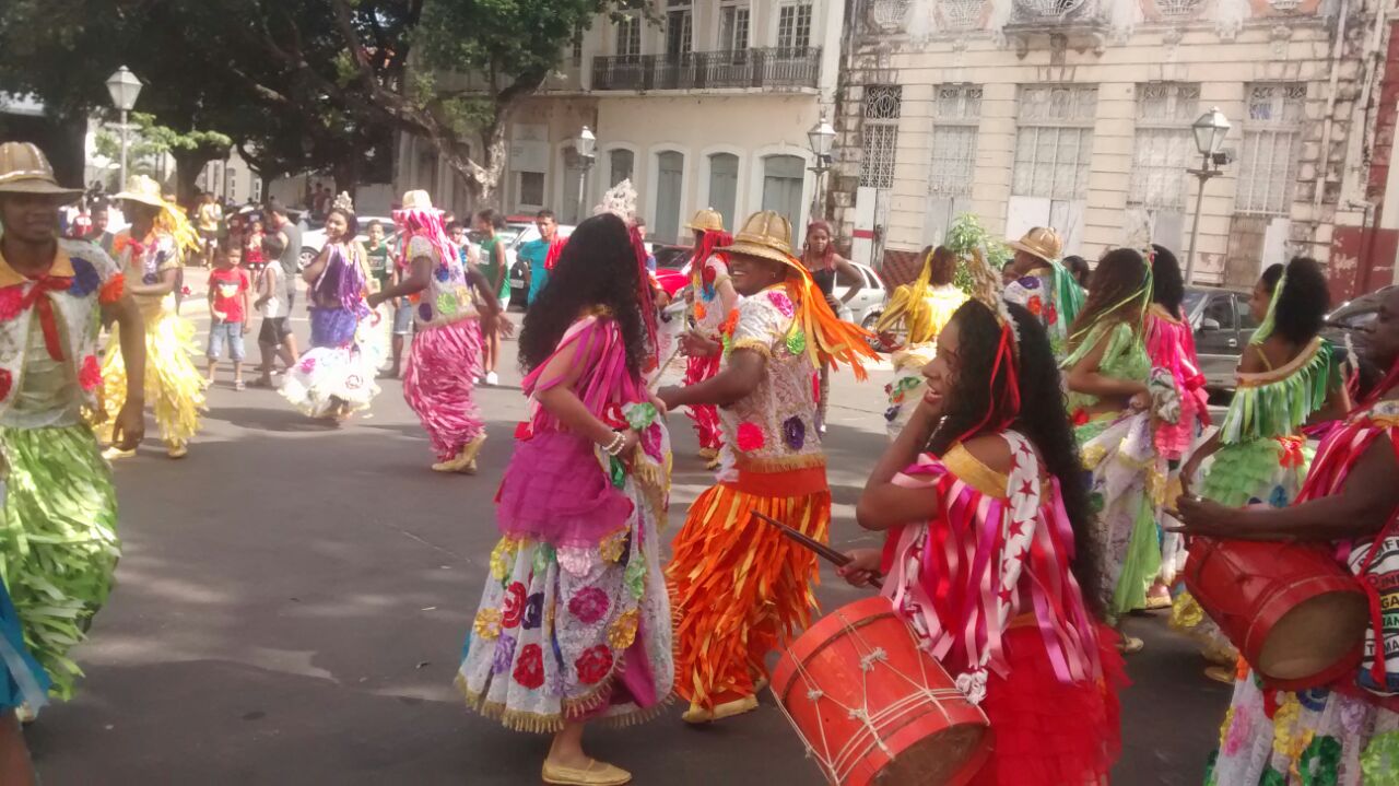 Grupos animam a Praça Dom Pedro II para chegada da Tocha Olímpica