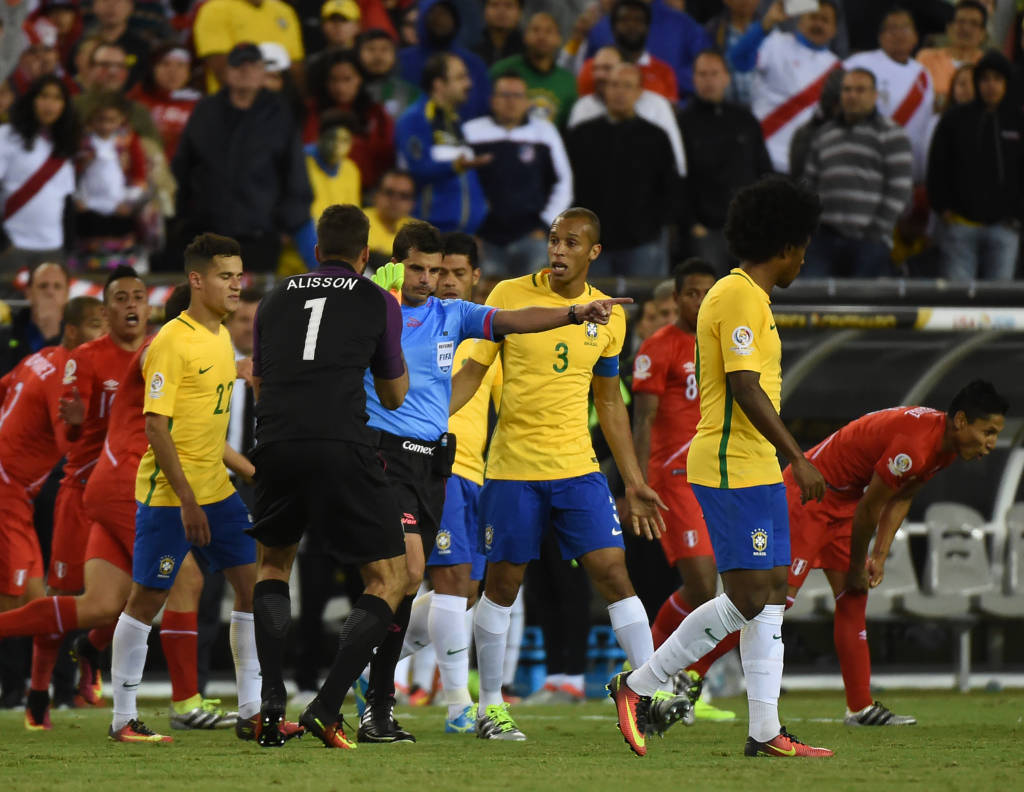 Jogadores brasileiros reclamaram bastante da arbitragem do uruguaio Andres Cunha 