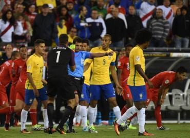 Jogadores brasileiros reclamaram bastante da arbitragem do uruguaio Andres Cunha 