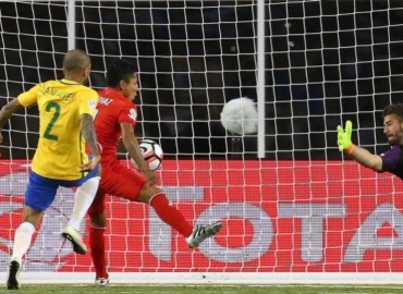 Ruidiaz usa a mão para marcar o gol do Peru contra o Brasil