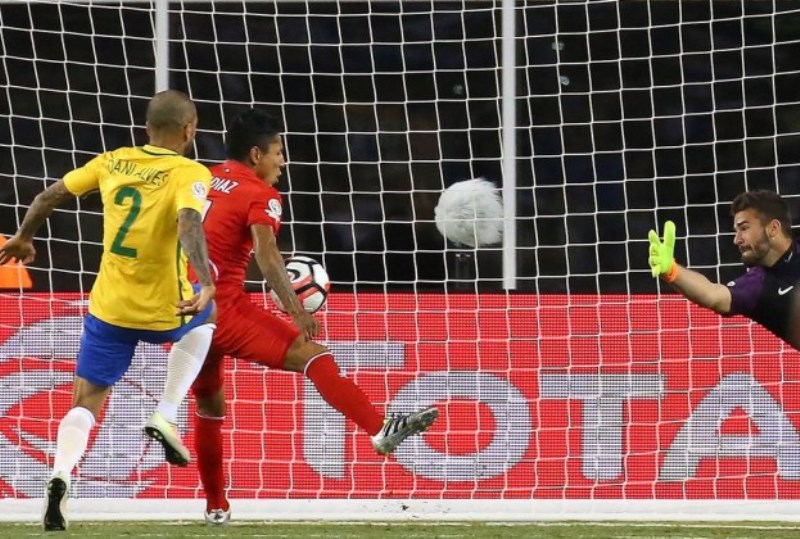 Ruidiaz usa a mão para marcar o gol do Peru contra o Brasil