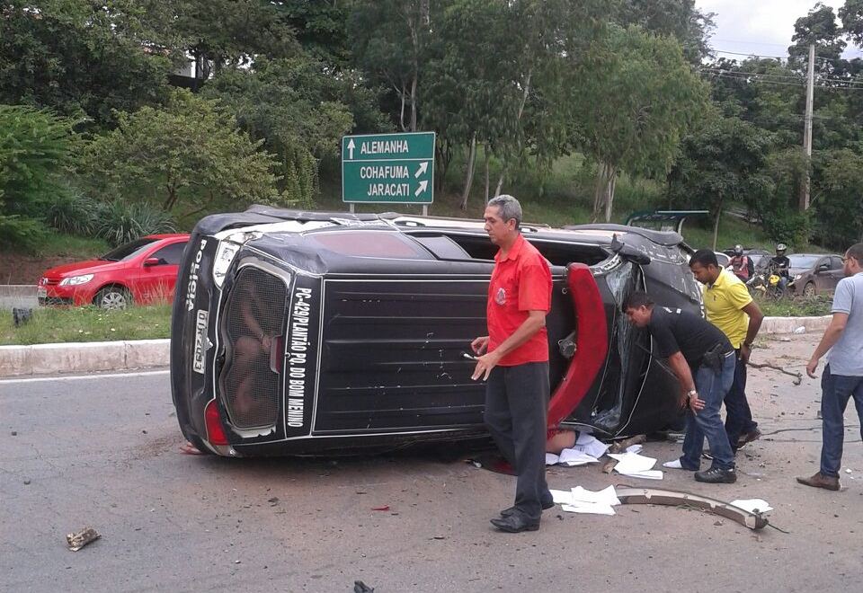 Viatura da Polícia Civil capotada