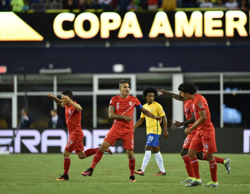 Peruanos celebram gol que eliminou o Brasil na Copa América Centenário