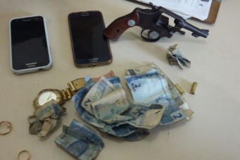 Arma, celulares, jóias e dinheiro encontrados com as meninas