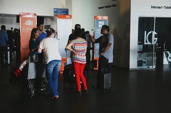 Pessoas à espera de informações e de uma solução no Aeroporto Marechal Cunha Machado