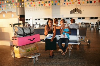 Pessoas à espera de informações e de uma solução no Aeroporto Marechal Cunha Machado