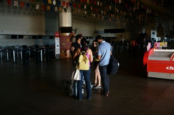 Pessoas à espera de informações e de uma solução no Aeroporto Marechal Cunha Machado
