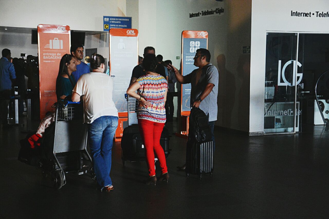 Pessoas à espera de informações e de uma solução no Aeroporto Marechal Cunha Machado