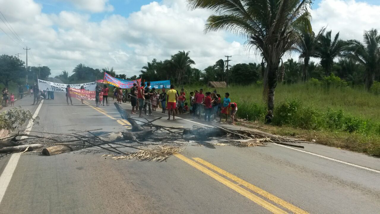 Indígenas interditam BR-316 em Pindaré Mirim