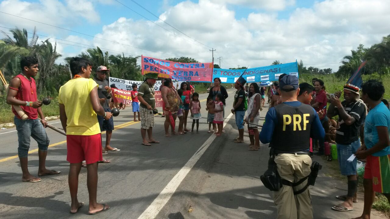Indígenas interditam BR-316 em Pindaré Mirim